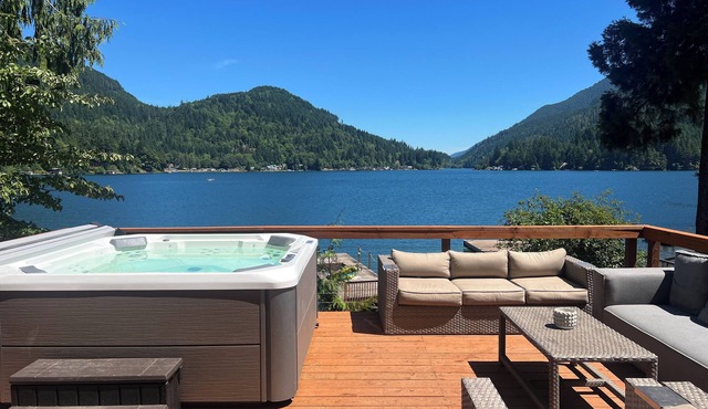“The Lakeside Lodge” Updated cabin on Lake Sutherland with hottub & private dock