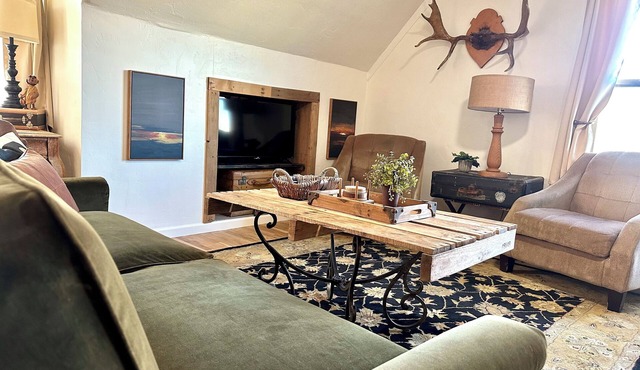 “𝚃𝚑𝚎 𝙻𝚘𝚏𝚝“ in Burley. Quiet and Reliable Wifi. Suite #3