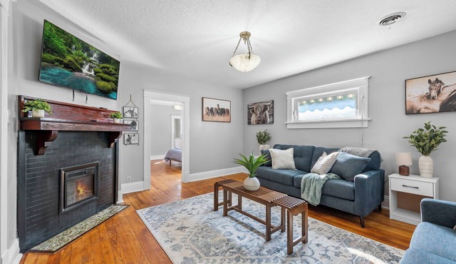 The Maple Attic – Bright 3BR Retreat Near Downtown