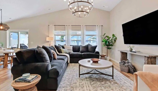 The Meridian Manor | Private 4 Bedroom Home