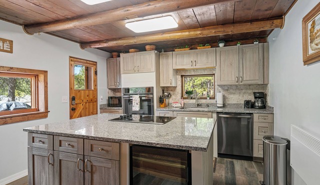 The Moose Bunkhouse: A spacious 4-bedroom retreat just 6 minutes from Yellowstone.