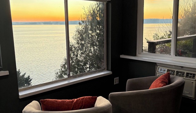 The Nest - cottage with panoramic views and private deck seating