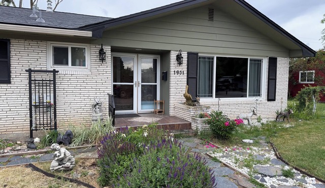 The Pelikan Retreat, Unique & Spacious Home, Large Yard