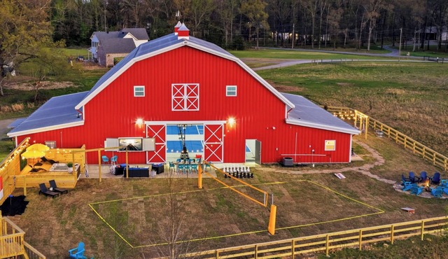 The Picklebarn - 2 Courts + Hot Tub + Volleyball + Outdoor Movie + Play Fort