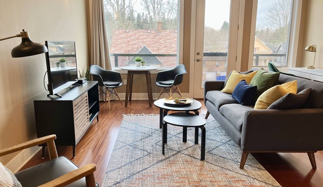 The Robin's Nest - Modern SE Portland Belmont Condo w/Garage Parking - monthly