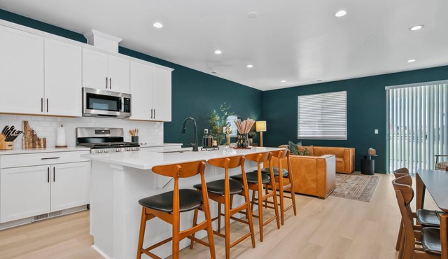 The Roost/The Hub, Luxe Star Idaho Stays w/65" TV & Zippy Wi-Fi, Sleeps 14