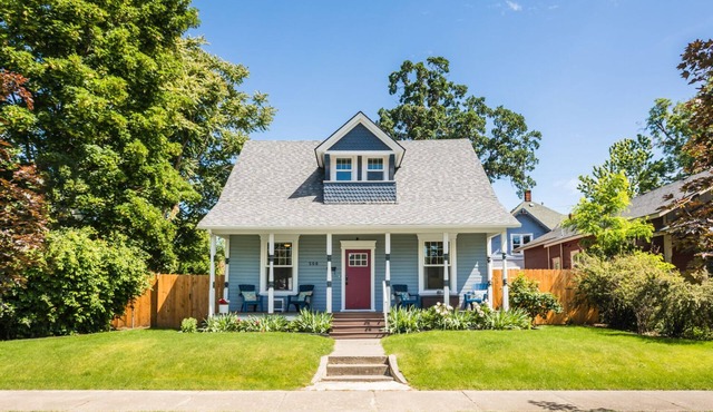 The Rustic Rose - 4 Bedroom House w/HOT TUB near Downtown