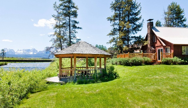 The Salmon River Home - On the Banks of the Salmon River