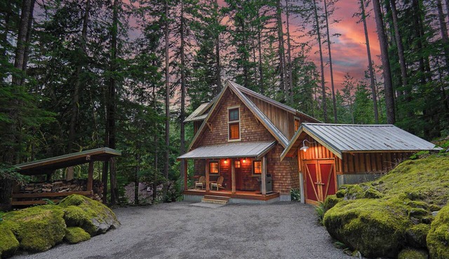 The Shuksan | Pool, Hot Tub & Game Room
