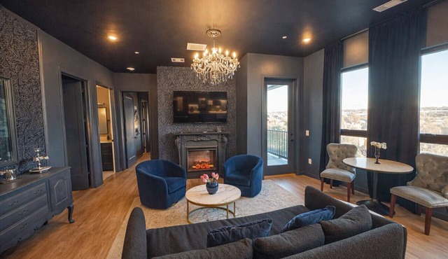 The Smokeshow on Music Row with Parking/Patio/Pool, Minutes to Broadway!