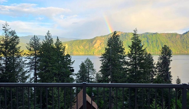 The Snug - A Lake View Getaway/3 bdrm private home w/hot tub & creature comforts
