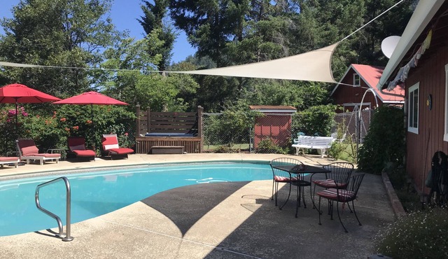 The Trinity River Rose, solar heated saltwater pool and hot tub