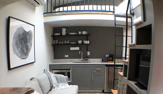 The Wiedler - Charming Tiny Home - AC, WiFi in the heart of the action!