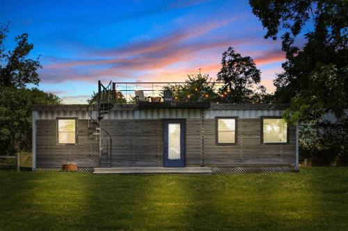 The Woods- Container Tiny House 12 min to Magnolia/Baylor/Downtown in Bellmead
