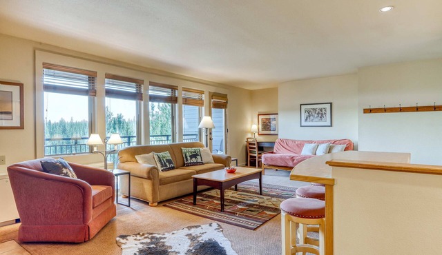 Third-floor retreat with treetop views, AC, pools, hot tubs, & sports courts