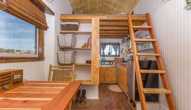 Tiny House in the Mojave Desert near Las Vegas/The Hummingbird