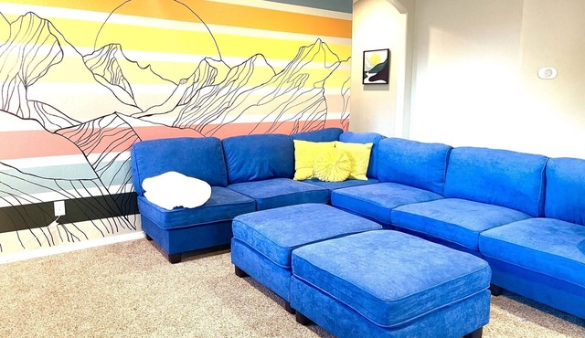 Top Rated! Bring the kids, BIG backyard! Sleeps 12. Fast WIFI.