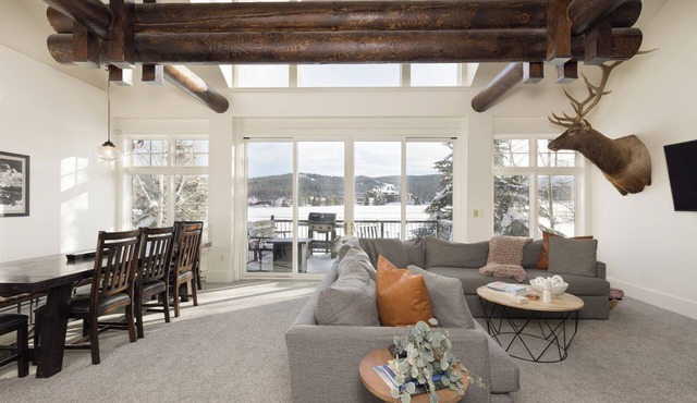 Townhome on Big Sky Golf Course w/private hot tub, grill and beautiful views