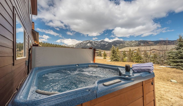 Townhome with private hot tub, river rock wood fireplace near Town Center