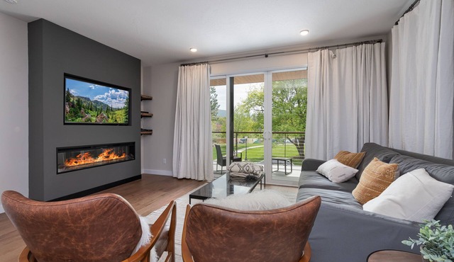 Townhome with Stunning Views & Modern Finishes