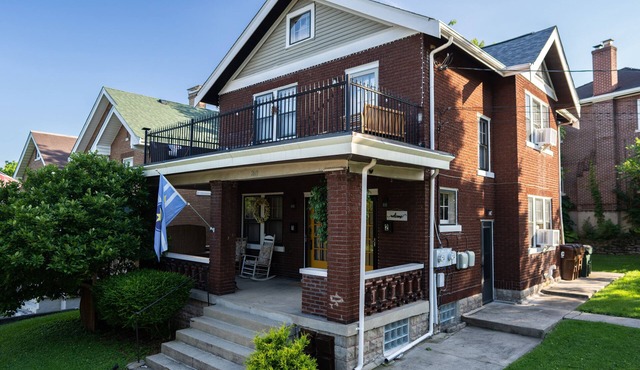 Townhouse - Private 2nd Floor unit with Patio in Historic Walkable Neighborhood