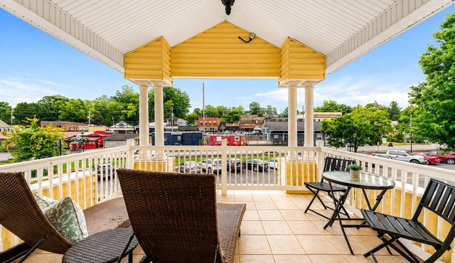*Trackside* Penthouse | Downtown | Southern Charm