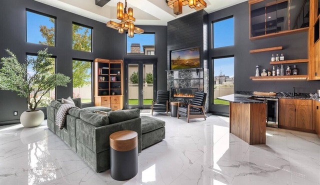Tranquil and Dramatic house on the Rim of the Snake River Canyon