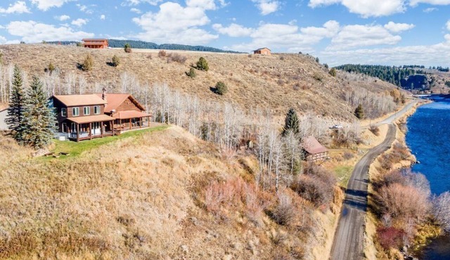 Tranquil cabin on Warm River, Ashton Boat ramp access-fly fishing haven.