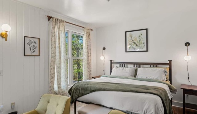 Tranquil Corner - Romantic King Studio Near Trails With Views And Breakfast