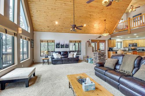 Tranquil Heber-Overgaard Cabin with Decks and Grill! in Heber