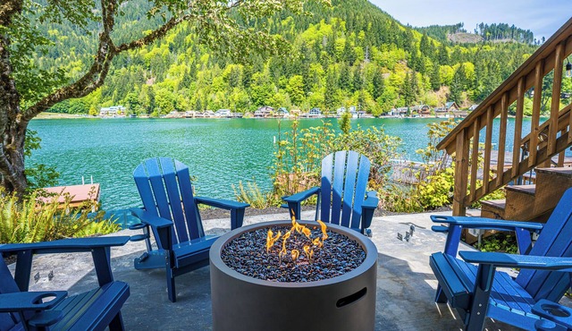 Tranquil Lakefront Escape - 3 bedroom Modern Cabin Retreat