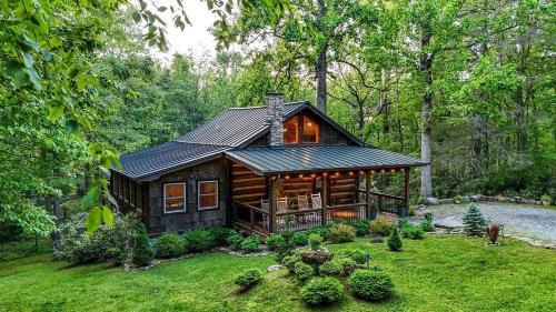 Tranquil Mountain Escape with Outdoor Decks, Fireplace & Scenic Charm in Blowing Rock, North Carolina in Blowing Rock