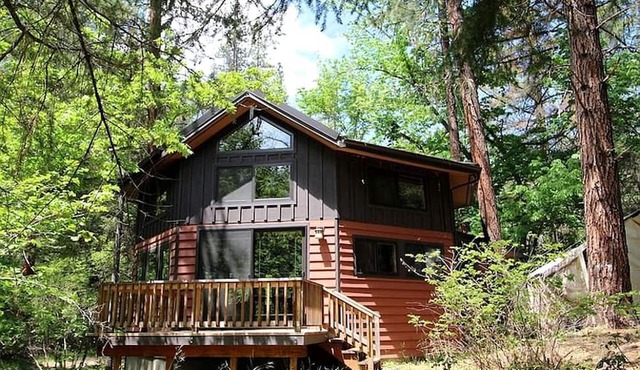 Tranquil Woodland Cabin Getaway with Cozy Indoor Fireplace in Jacksonville, Oregon