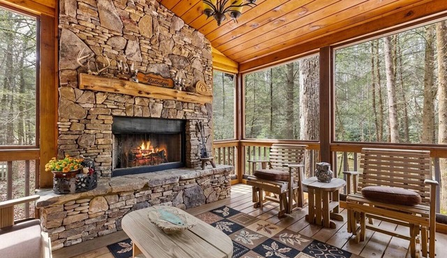 Tranquility on the Toccoa River - Dog-friendly, 4BR cabin w/hot tub in Suches! in Suches