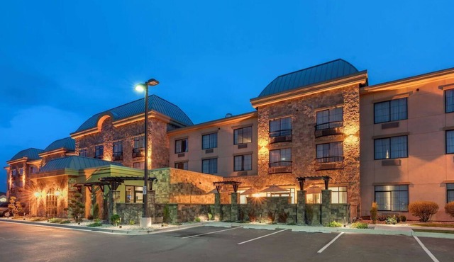Tri‑Cities 2 Queen Room w/Breakfast, Gym & Pool
