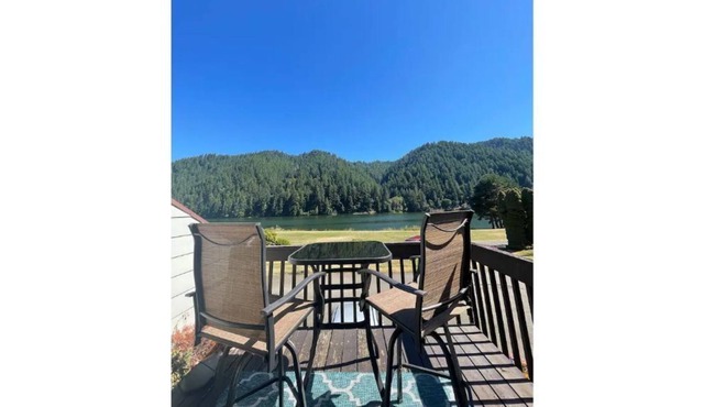 Umpqua River getaway stay for months condo