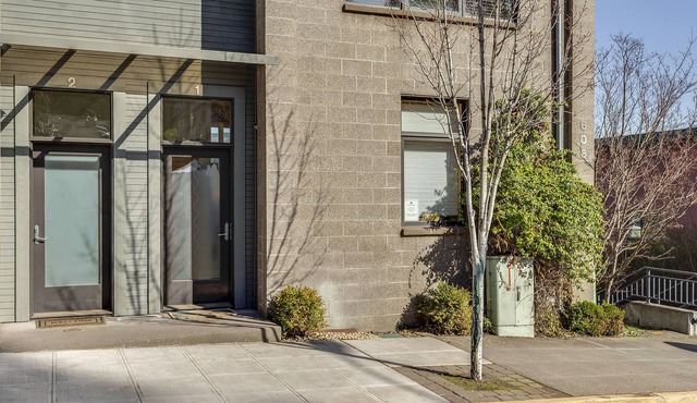 UNBEATABLE LOCATION! Downtown Hood River Loft with Views, Pet Friendly