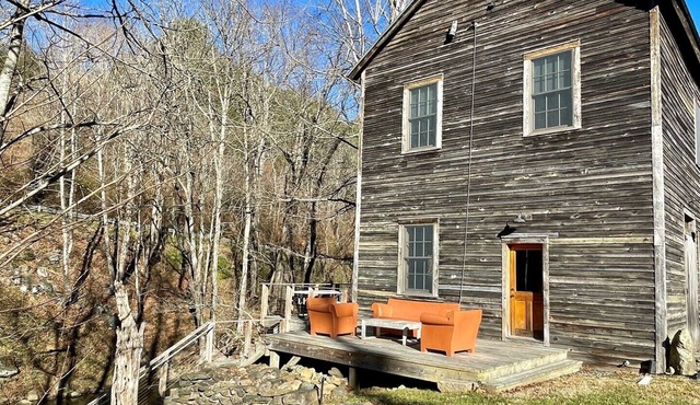 Unique Restored Historic Mill-Creekside,WIFI,Smart TV's,fire pit,fishing
