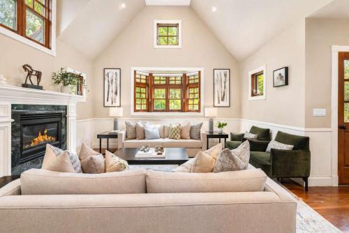 Updated Spacious Home w AC & Hot Tub Walk to Town!