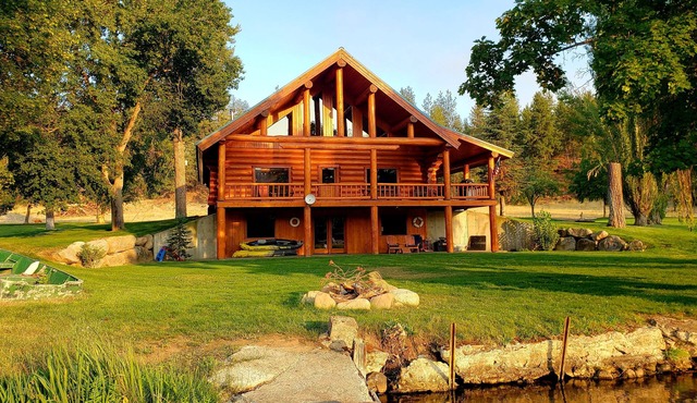 UPDATED! Spokane River WATERFRONT, Boat launch, firepit, hot tub, privacy, views