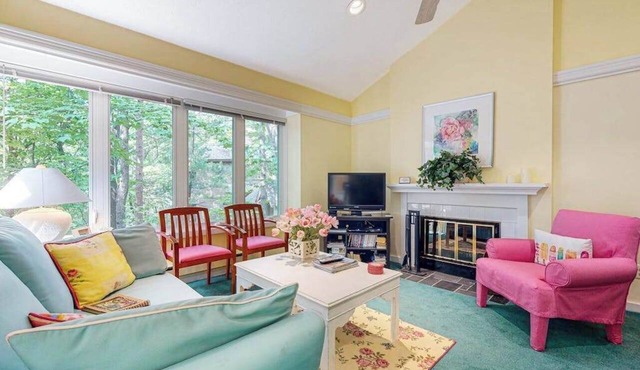 Upper-level condo with forest views, fireplace, soaking tub & high-speed WiFi