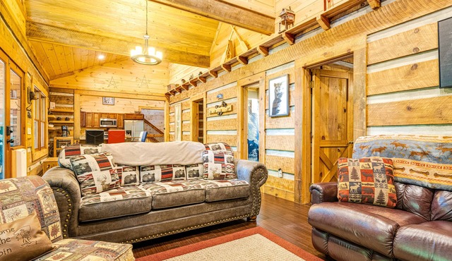 Upscale cabin with secluded setting - fireplaces, central AC & huge front porch