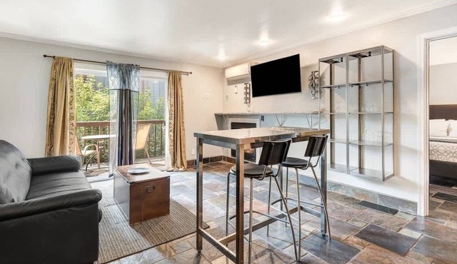 Upscale Condo near Downtown & the Deschutes