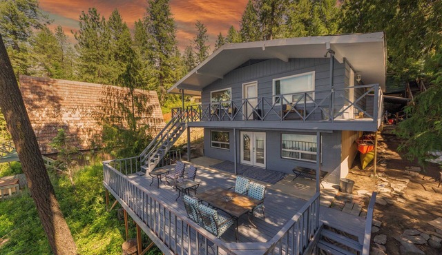 Upscale Lakefront Family Getaway