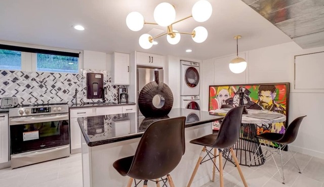 Urban Chic Apartment in the Alberta Arts District!