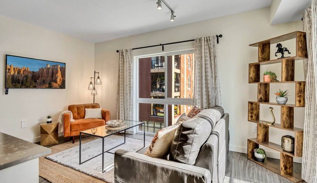 Urban Retreat – Prime Location, Resort Amenities, Free Parking!