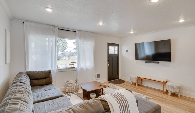 Vancouver Vacation Rental 16 Mi to Portland!