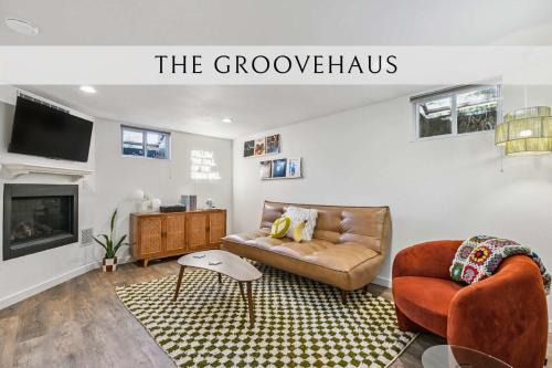 Vibrant 70s Bungalow Vacation Haven on Green Lake