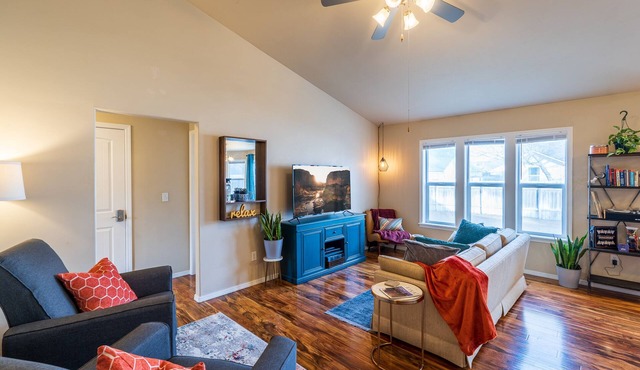 Vibrant Oasis by Hospital - Cozy & Eclectic
