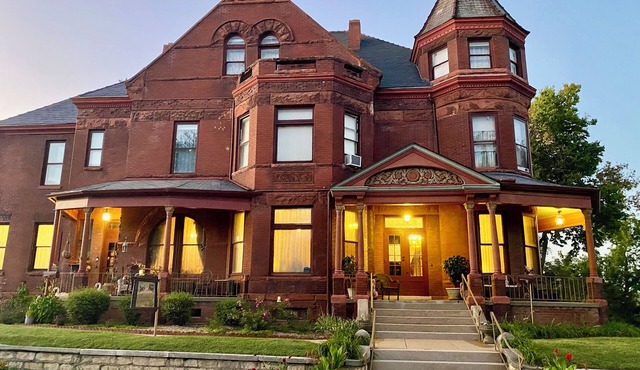 Vineyard Mansion & Carriage House Bed & Breakfast